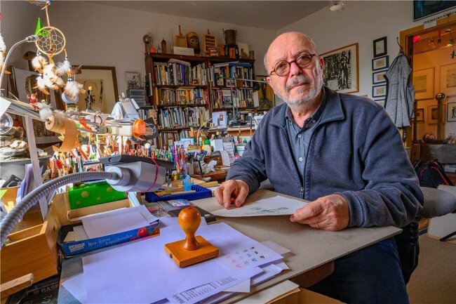 Grafiker Thomas Ranft in seinem Atelier in Dittersdorf bei Chemnitz - er bereitet eine Ausstellung zu Joseph Beuys vor. 
