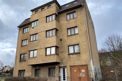 Bevor der Auktionshammer fällt: Diebe reißen Kabel und Stromkästen aus leer stehendem Haus in Plauen - In dieses Haus wurde eingebrochen.