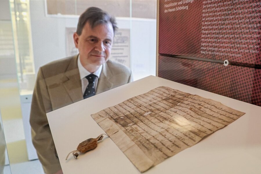 Raymond Plache, Leiter des Staatsarchivs Chemnitz, betrachtet das älteste in Chemnitz aufbewahrte Dokument, die Gründungsurkunde des Klosters Geringswalde aus dem Jahr 1233. 