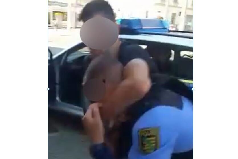 Bewährung für Plauener "Axtmann" nach Angriff auf Polizisten - Die Polizei sollte einen jungen Libyer abführen und zum Gericht bringen. Ein Video zeigt, wie der Einsatz eskalierte.