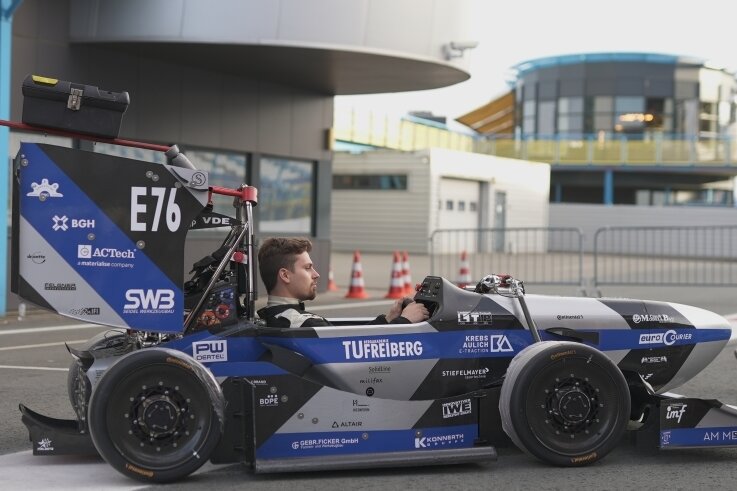 Mit dem "RT14evo" trat das Racetec-Team der TU Bergakademie Freiberg vergangene Woche in den Niederlanden an. Bei der Formula Student in Assen sammelten die Studenten wertvolle Erfahrungen. 