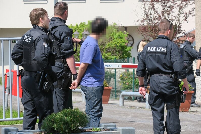 Bewährungsstrafe für Auto-Attacke am Himmelfahrtstag - Am 5. Mai 2016 - dem Himmelfahrtstag - nahm die Polizei Danijel D. (3. v. l.) auf der Frankenberger Schloßstraße fest. Er war gegen 11.20 Uhr mit dem Auto auf einen Frankenberger zugerast.