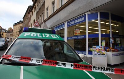Bewaffnete Räuber überfallen Markt - Der überfallene Markt an der Dresdner Straße.