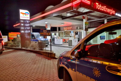 Bewaffneter Mann überfällt Chemnitzer Tankstelle - 