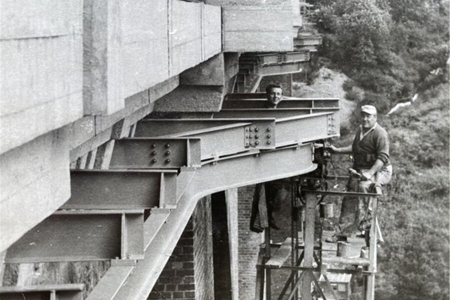 Bewegende Geschichten von der Elstertalbrücke: „Wir sahen, was keiner sah“ - Günter Fickert (links) strich als junger Mann im Sommer 1961 die Stahlträger der Elstertalbrücke.