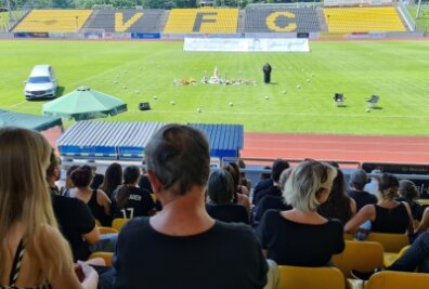 Bewegender Abschied von Fußballer Jan - Abschied von VFC-Spieler Jan S. Eine bewegende Trauerfeier fand am Freitagmittag im Plauener Vogtlandstadion statt. 