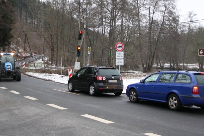 Bewegung im Kampf gegen das Nadelöhr - Seit Jahren ist der Abschnitt der Bundesstraße 180 zwischen Erdmannsdorf und Kunnersdorf nur einspurig befahrbar. Außerdem dürfen den Engpass nur Landwirtschaftsfahrzeuge nutzen.