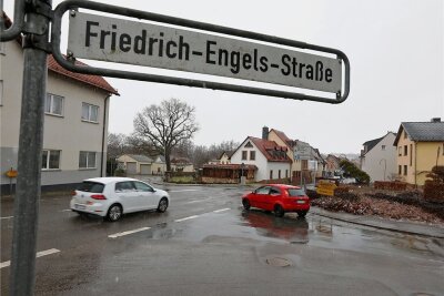 Bewerber der CDU: Passt ein Kreisverkehr neben die Bahnschranke? - Die Kreuzung an der B 180 soll umgestaltet werden. Foto: Andreas Kretschel. 