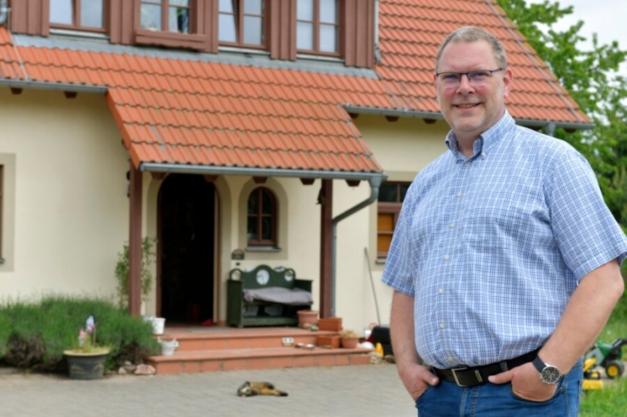 Bewerber hat sich für das Leben auf dem Land entschieden - Markus Buschkühl vor seinem Haus in Gotthelffriedrichsgrund. 
