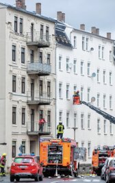 Bewohner aus brennendem Wohnhaus evakuiert - Brand in der Seumestraße 57: Einige der sieben Bewohner werden mittels Drehleiter gerettet. 