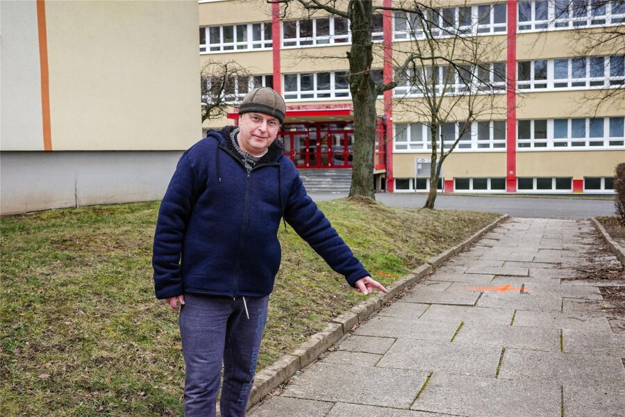 Bewohner sollen in Mittweida bei Verbesserung der Fußwege helfen - Matthias Bauer ist Anwohner in der Lutherstraße. Neben Parkplätzen und mehr Grün fehlen ihm auch vernünftige Fußwege im Neubaugebiet.