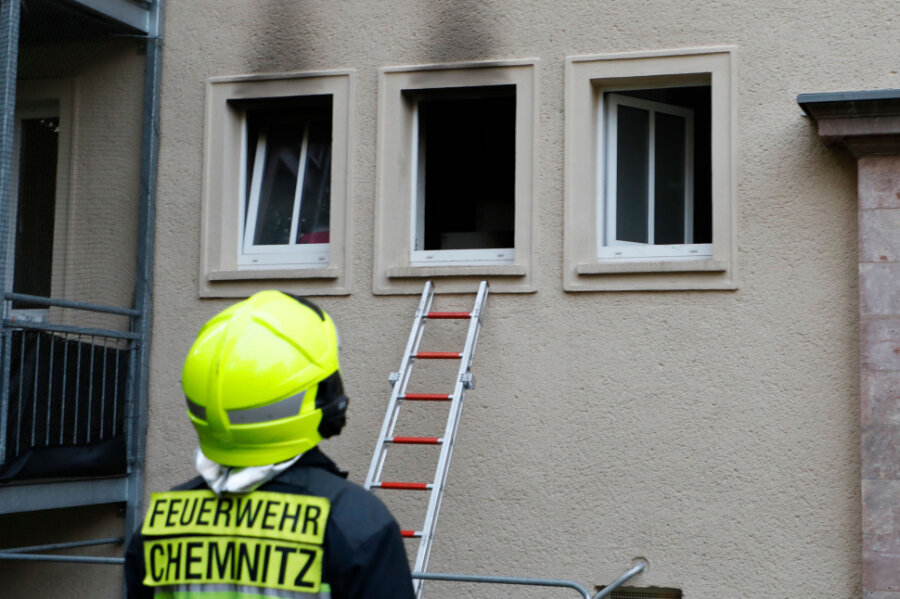 Bewohnerin bei Wohnungsbrand in Chemnitz verletzt - Ein Herd in einer Wohnung in Chemnitz hat Feuer gefangen.