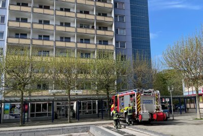 Bewohnerin nach Feuer im Chemnitzer Rosenhof in Klinik - In einer Wohnung im zweiten Stock im Hochhaus am Rosenhof hatte es am Montagvormittag gebrannt.