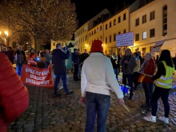 Bewusste Provokation auf Auerbacher Demobühne - 312 Menschen gingen am Montagabend wieder in Auerbach auf die Straße.