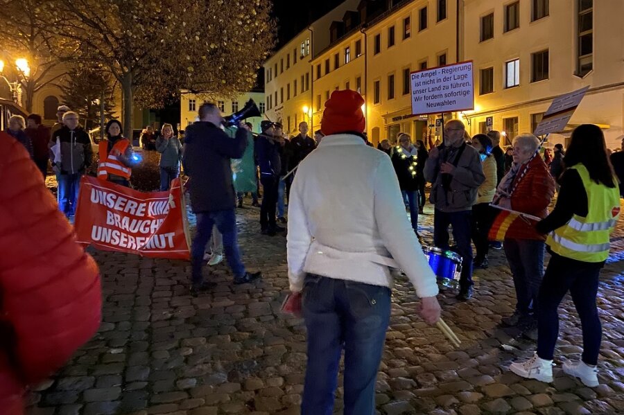 Bewusste Provokation auf Auerbacher Demobühne - 312 Menschen gingen am Montagabend wieder in Auerbach auf die Straße.