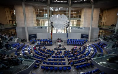 Bezahlkarte für Asylbewerber vom Bundestag beschlossen - Der Bundestag hat mit der überwiegenden Zahl der Stimmen der Ampel-Fraktionen SPD, Grüne und FDP für die Einführung einer Bezahlkarte für Flüchtlinge votiert. Auch die AfD und das BSW stimmten dafür.