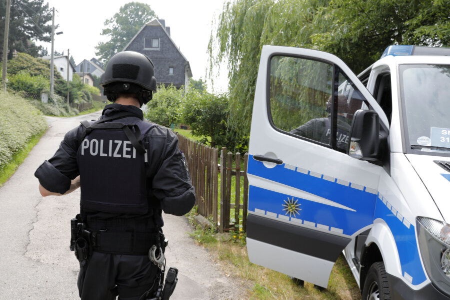 Beziehungsstreit: Chemnitzer Polizei sucht nach mutmaßlich Bewaffnetem - Auch in Pleißa waren Polizisten vor Ort. Seit Sonntag sucht ein Großaufgebot nach einem mutmaßlich bewaffneten 29-Jährigen.