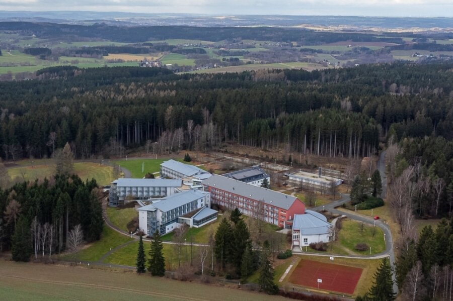 Seit den 1950er Jahren wurden Wismutkumpel in Dorfstadt behandelt, später nutzte die DDR-Regierung das idyllisch gelegene Sanatorium. Von 1992 bis 2020 diente es als BG-Klinik. Jetzt wird ein neues Kapitel in der Geschichte der Einrichtung aufgeschlagen. 