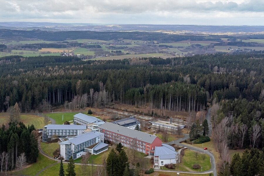 Seit den 1950er Jahren wurden Wismutkumpel in Dorfstadt behandelt, später nutzte die DDR-Regierung das idyllisch gelegene Sanatorium. Von 1992 bis 2020 diente es als BG-Klinik. Jetzt wird ein neues Kapitel in der Geschichte der Einrichtung aufgeschlagen.