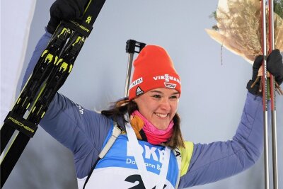 Biathletin Denise Herrmann: Verheißungsvoller Start mit Luft nach oben - Denise Herrmann strahlte beim Sprung auf das Podest. 