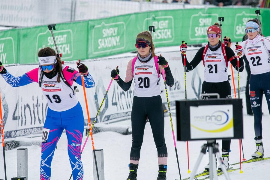 Biathlon: Alpencup in Oberwiesenthal sorgt für große Resonanz - Sydney-Laureen Wüstling vom PSV Schwarzenberg ging in ihrem Wettkampf als 20. auf die Strecke. Dort überzeugte die 15-Jährige vor allem läuferisch, fing sich später aber auch am Schießstand.