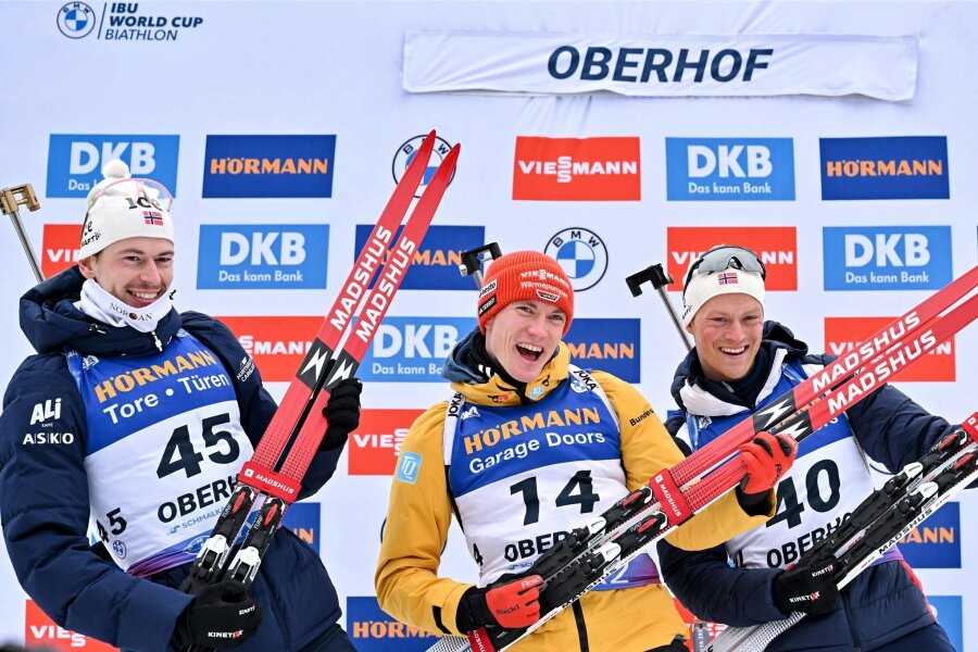 Biathlon: Sprintsieger Doll rockt Oberhof und lässt drei Norweger hinter sich - Preuß auf Rang 2 bei den Damen - Keine Rockband, sondern die drei Erstplatzierten des Sprints: Sieger Benedikt Doll (Mitte) jubelt neben dem Zweitplatzierten Sturla Holm Laegreid (li.) aus Norwegen und dem Drittplatzierten Endre Strömsheim ebenfalls aus Norwegen.