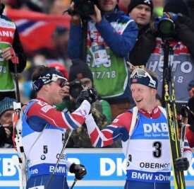 Biathlon-Weltcup: Weiche Schale, harter Kern - Da freut sich die Familie Boe. Johannes Thingnes (rechts) und Tarjei klatschen sich im Ziel ab.