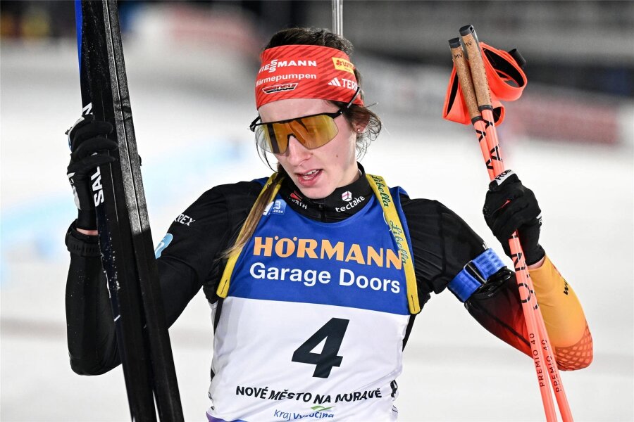 Biathlon-WM in Nove Mesto: Ein Kommentar zum Materialproblem der deutschen Skijäger - Skeptischer Blick? Vanessa Voigt schaut im Ziel auf ihre Skier.