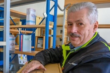 Bibliothek der TU Freiberg wird ausgebaut: Aus Schönheide kommt ein 8000-Meter-Regal - Firmenchef Jürgen Lenk mit einer Eigenentwicklung. 