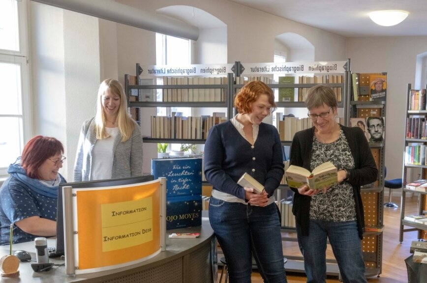 Bibliothek erhält zum Jubiläum landesweit erste Technothek - Das Team der Annaberger Stadtbibliothek - im Bild von links Dörte Lyra, Claudia Welke, Leiterin Sindy Hänel und Bärbel Falk - freut sich auf die Veranstaltungen zum Jubiläum. 