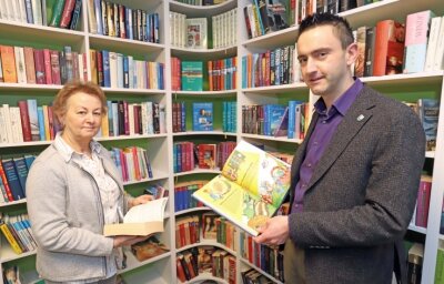 Bibliothek jetzt zum Wohlfühlen - Bettina Lohse und Bürgermeister René Straßberger freuen sich darüber, wie schön die Leihbibliothek geworden ist.