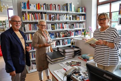 Bibliothek Schönheide: Leiterin geht nach 38 Jahren in den Ruhestand - Wolfgang und Gudrun Hanowski gehören zu den treuen Nutzern der Gemeindebibliothek Schönheide. Wenn sie Bücher ausleihen, gehört ein Gespräch mit Leiterin Ute Döhner (r.) immer dazu.