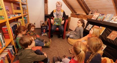 Bibliothek startet neues Angebot - Jeden ersten Donnerstag im Monat können kleine und große Gäste nun Geschichten aus der Kinderbibliothek lauschen. Zum Auftakt las Gabriele Kranz vor.