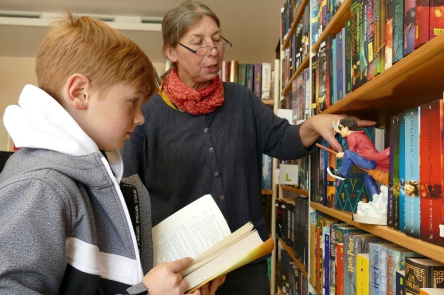 Einer der jüngeren Besucher: Thore lässt sich von Uta Liebing, sie leitet die Bibliothek in Wolkenstein, Bücher zeigen. Der Zehnjährige interessiert sich vor allem für die Harry-Potter-Reihe. 