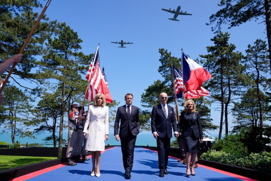 Biden bei D-Day-Gedenken: Müssen Demokratie verteidigen - Der französische Präsident Emmanuel Macron und US-Präsident Joe Biden danken mit ihren Reden in der Normandie den alliierten Soldaten für ihren Einsatz im Zweiten Weltkrieg.