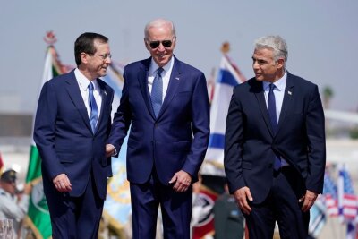 Empfang am Flughafen: US-Präsident Joe Biden (M), wird von dem israelischen Ministerpräsidenten Jair Lapid (r) und dem israelischen Präsidenten Izchak Herzog begrüßt.