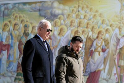 Biden-Besuch in Kiew: Wir werden nicht nachlassen - Mitten in Kiew: Joe Biden (l), Präsident der USA, geht neben Wolodymyr Selenskyj, Präsident der Ukraine. Biden ist zu einem Besuch in der Ukraine eingetroffen.