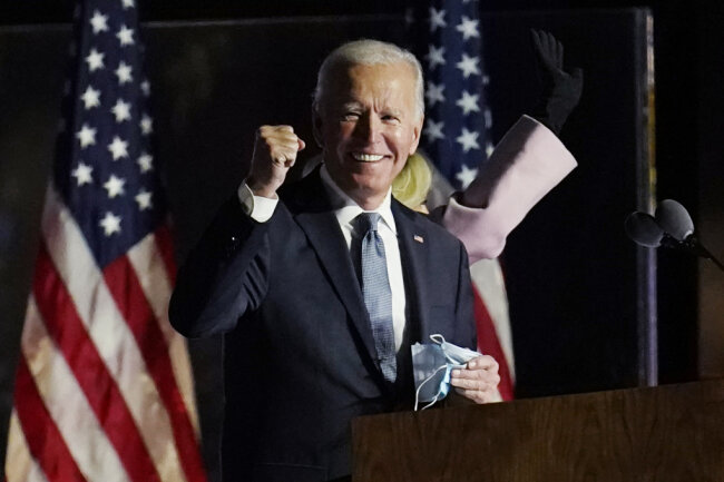 Biden gewinnt umkämpften Staat Arizona - In entscheidenden Staaten steht Auszählung noch aus - Joe Biden, Präsidentschaftskandidat der Demokraten, spricht zu seinen Anhängern.