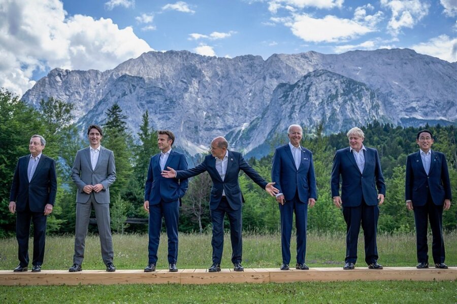G7-Familienfoto vor malerischer Kulisse (v.l.n.r.): die Staatslenker Mario Draghi aus Italien, der Kanadier Justin Trudeau, Emmanuel Macron aus Frankreich, Bundeskanzler Olaf Scholz, US-Präsident Joe Biden sowie der britische und der japanische Premier Boris Johnson und Fumio Kishida. 