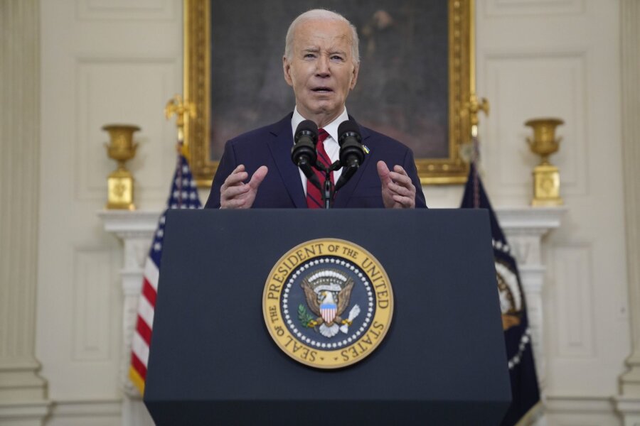 Biden: Neues Militärpaket "in den nächsten Stunden" - US-Präsident Joe Biden spricht vor der Unterzeichnung eines Hilfspakets für die Ukraine, das auch die Unterstützung Israels, Taiwans und anderer Verbündeter umfasst, im State Dining Room des Weißen Hauses.