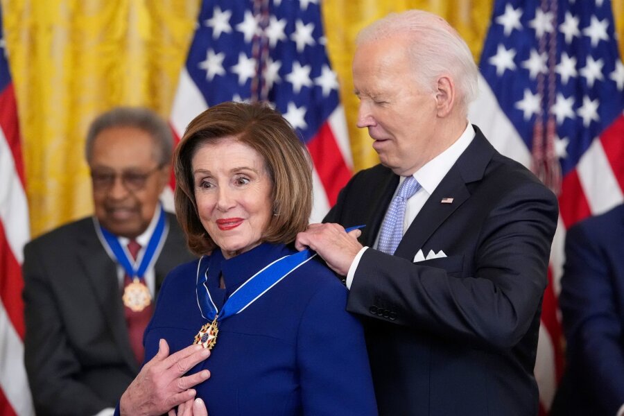 Biden verleiht US-Freiheitsmedaille an prominente Demokraten - US-Präsident Joe Biden verleiht die Presidential Medal of Freedom an die Abgeordnete Nancy Pelosi.