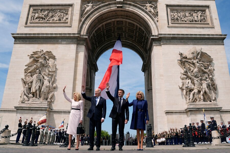 Biden zum Staatsbesuch bei Macron in Paris - Jill und Joe Biden zusammen mit Emmanuel und Brigitte Macron vor dem Arc de Triomphe in Paris.