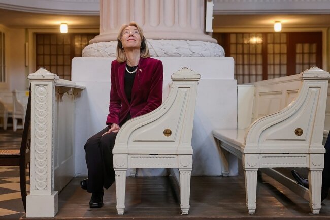 Bidens Demokratieexpertin: Die neue US-Botschafterin zum Antrittsbesuch in Leipzig - Die neue US-Botschafterin Amy Gutmann hält bei ihrem Antrittsbesuch in Leipzig in der Nikolaikirche inne. An diesem Geburtsort der Friedlichen Revolution von 1989 verspürt die Tochter eines deutschen Juden, der vor den Nazis fliehen musste, den Geist der Demokratie, deren Verteidigung sie sich verschrieben hat.