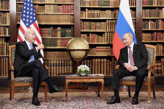 Bidens Strategie beim Gipfel mit Putin stößt auf Skepsis - "Wie würden Sie sich fühlen, wenn ein Hackerangriff eine Ihrer Pipelines stilllegt?" Diese Frage stellte US-Präsident Joe Biden (links) nach eigenen Angaben seinem Amtskollegen Wladimir Putin in Genf. 