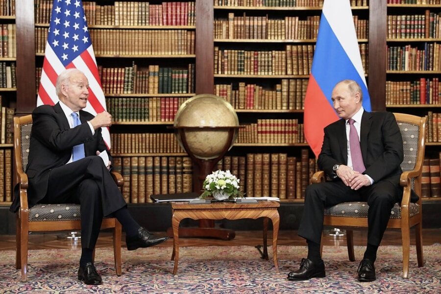 Bidens Strategie beim Gipfel mit Putin stößt auf Skepsis - "Wie würden Sie sich fühlen, wenn ein Hackerangriff eine Ihrer Pipelines stilllegt?" Diese Frage stellte US-Präsident Joe Biden (links) nach eigenen Angaben seinem Amtskollegen Wladimir Putin in Genf. 