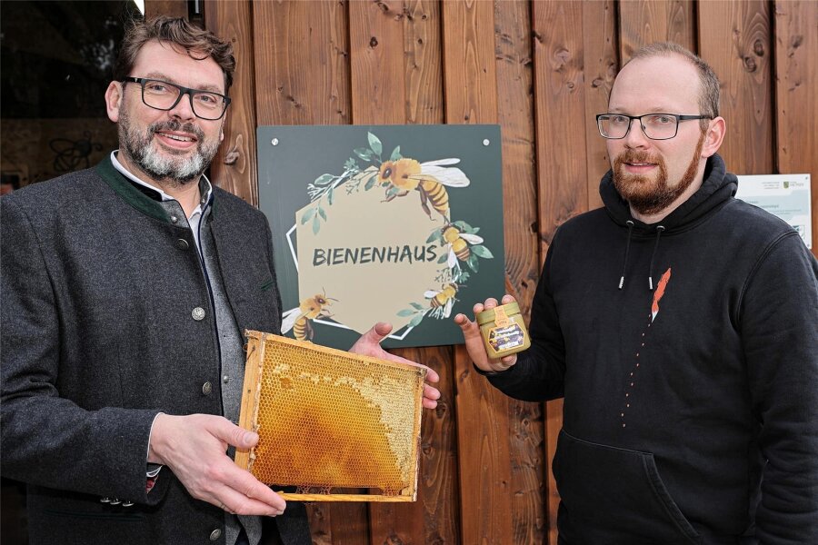 Bienenhaus als neue Attraktion für den Natur- und Wildpark Waschleithe eröffnet - Bürgermeister Mirko Geißler (l.) und Tierparkleiter Tobias Fischer haben am Mittwoch das neue Bienenhaus für die Besucher freigegeben.