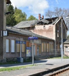 Bienenmühle: Altes Bahnhofsgebäude wird abgerissen - Das marode Bahnhofsgebäude in Bienenmühle wird abgerissen.
