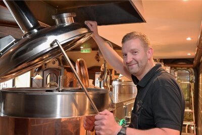 Bier aus Aue ausgezeichnet: Fünfmal Gold für Bier vom "Blauen Engel" - Jens Berndt ist Brauermeister im Hotel "Blauer Engel" in Aue. 