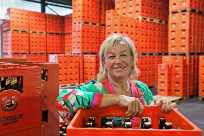Bier aus Sachsen wird teurer: Erste Brauereien geben schon auf - Die Gersdorfer Glückauf-Brauerei-Chefin Astrid Peiker bleibt optimistisch. Sie musste jetzt zwar die Preise erhöhen, hofft aber, dass die Kunden der Brauerei trotzdem die Treue halten. 
