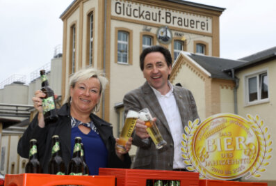"Bier des Jahrzehnts" kommt aus der Glückauf-Brauerei in Gersdorf - Frank Winkel vom ProBier-Club.de aus Lünen überbrachte Brauereichefin Astrid Peiker die Urkunde.